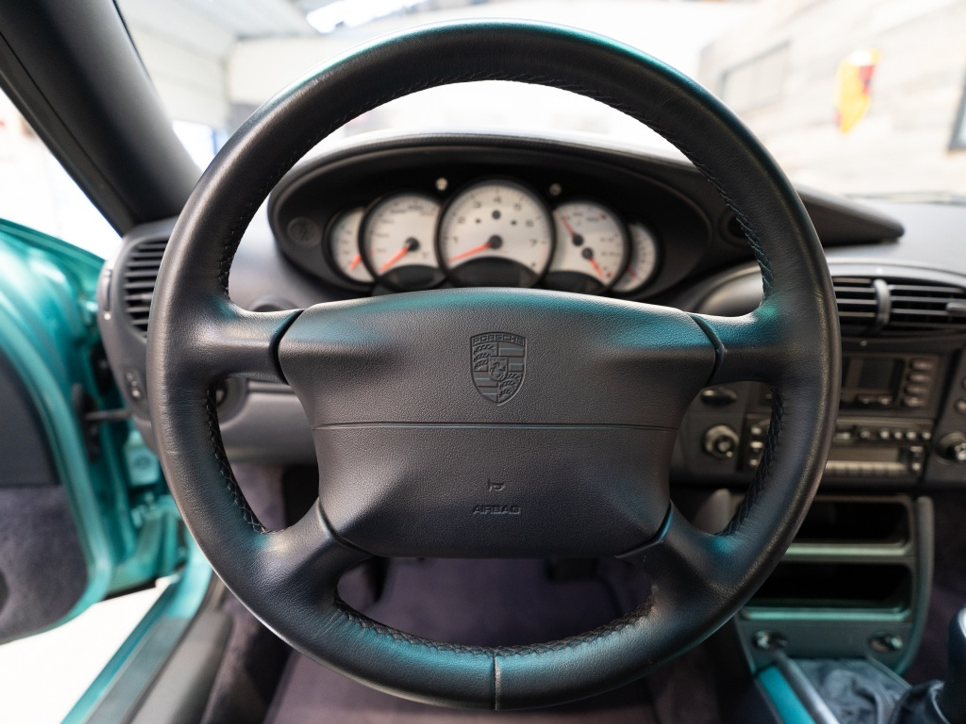 42823807-9.jpg